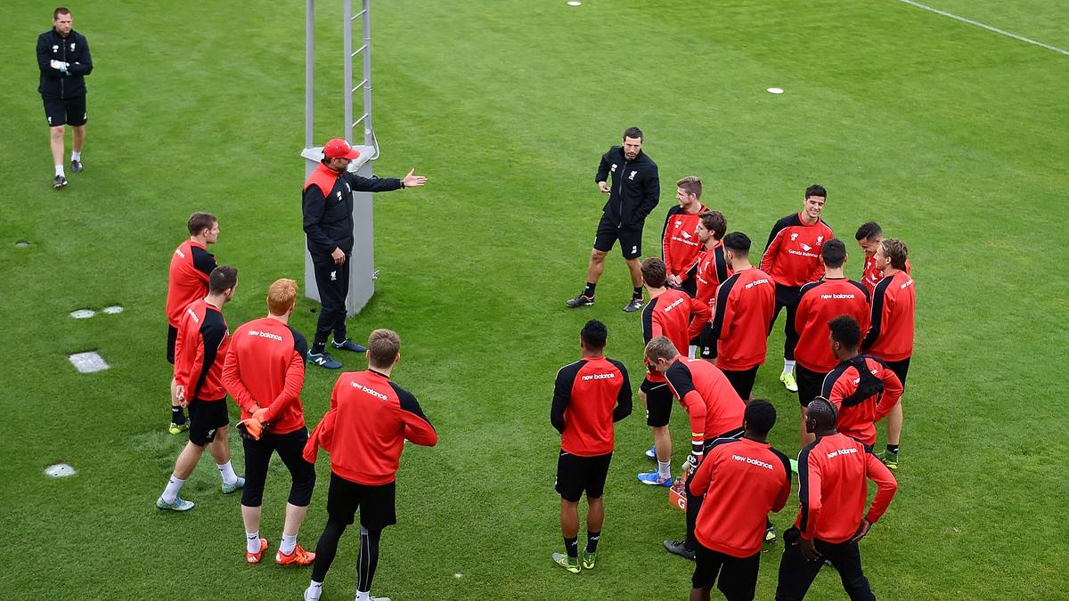 Alles im Griff: Die Spieler lauschen Klopps Kommandos. Und der Brasilianer Lucas sagt der "Daily Mail" hinterher: "Es war sehr positiv. Er scheint sehr leidenschaftlich zu sein. Er gibt alles, was er hat, und das Gleiche verlangt er von den Spielern." SPORT1 hat weitere Bilder von Klopp in Liverpool 