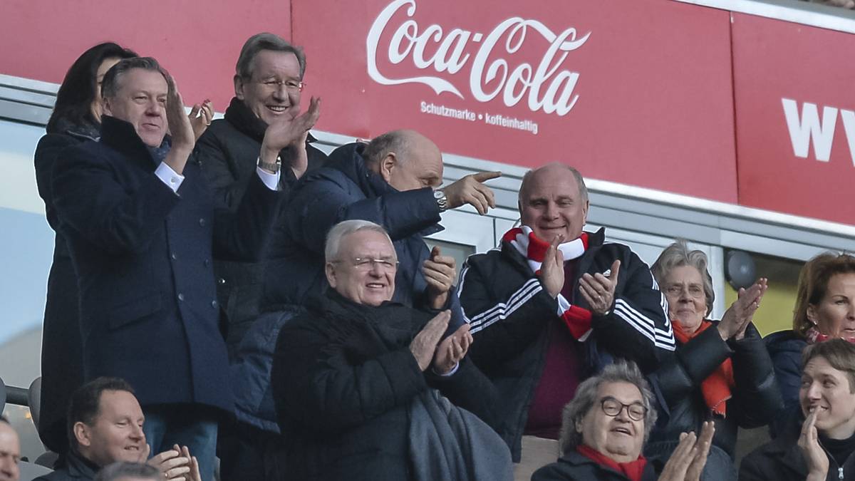 Auch die Bayern-Bosse applaudieren begeistert - auch, weil David Alaba kurz vorher auf 5:0 erhöht hat