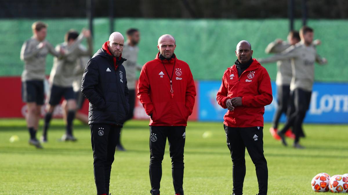 Alfred Schreuder (links) wird ab Sommer neuer Trainer der TSG Hoffenheim. Aktuell agiert der Niederländer noch als Co-Trainer von Erik ten Hag bei Ajax Amsterdam