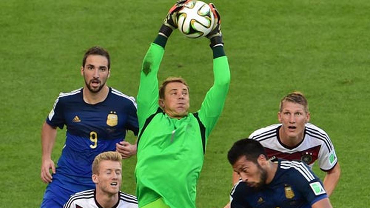 MANUEL NEUER: War bei den gefährlichen Kontern der Argentinier stets auf der Hut. Musste keine Großtaten verrichten, aber war immer zur Stelle, wenn Gefahr drohte. Hatte bei einer grenzwertigen Abwehraktion gegen Higuain in der 57. Minute das Glück auf seiner Seite, SPORT1-Note: 1
                  
                  
                  