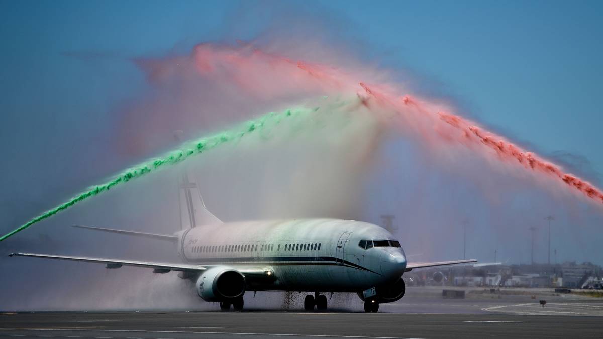 Am Flughafen in Lissabon wird dem Team bereits ein spektakulärer Empfang bereitet. Löschfahrzeuge der Flughafenfeuerwehr versprühen zur Begrüßung Wasserfontänen in den Landesfarben grün und rot