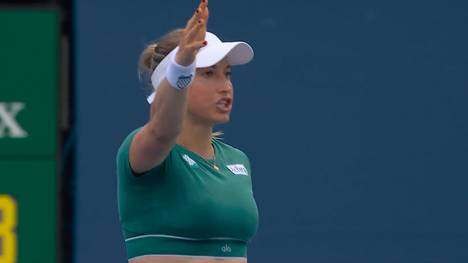 Belinda Bencic sorgt bei den US Open mit einer Frustaktion für Aufsehen. Nachdem sie einen Ball ins Publikum schießt, kommt es zum Eklat: Ihre Gegnerin Julia Putintseva fordert sogar die Disqualifikation.