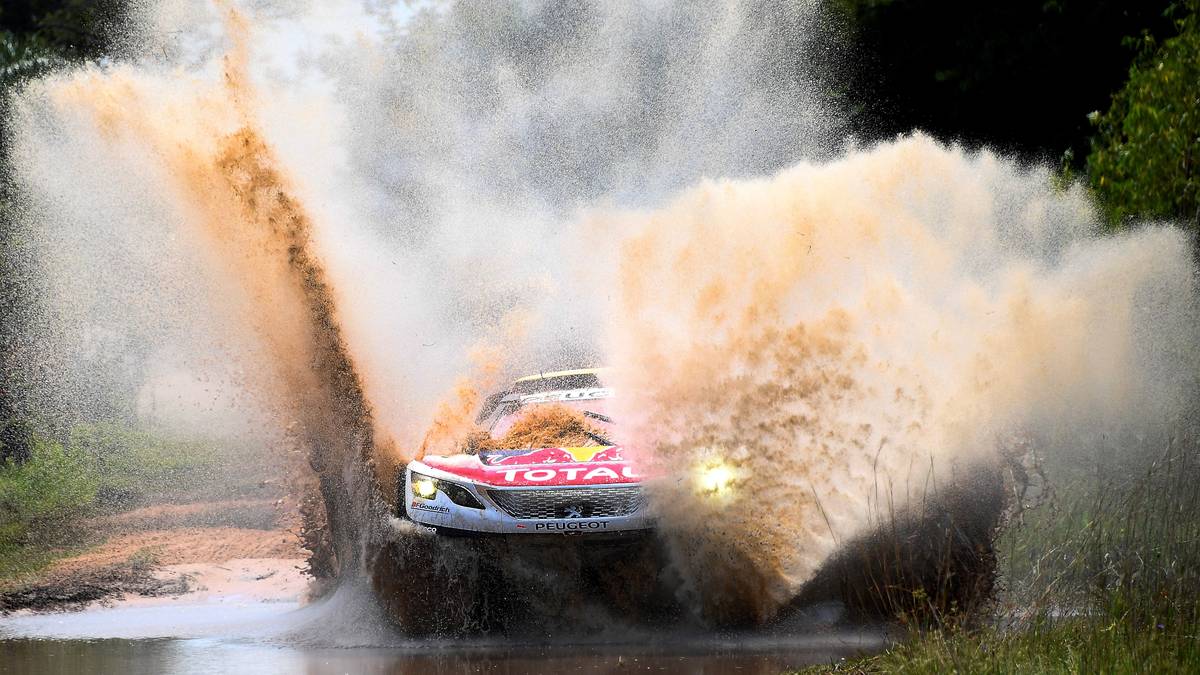 Einer der Top-Favoriten ist Stephane Peterhansel, der Titelverteidiger und Rekordsieger. Aber auch Rallyeweltmeister Sebastian Loeb und Altmeister Carlos Sainz haben gute Chancen