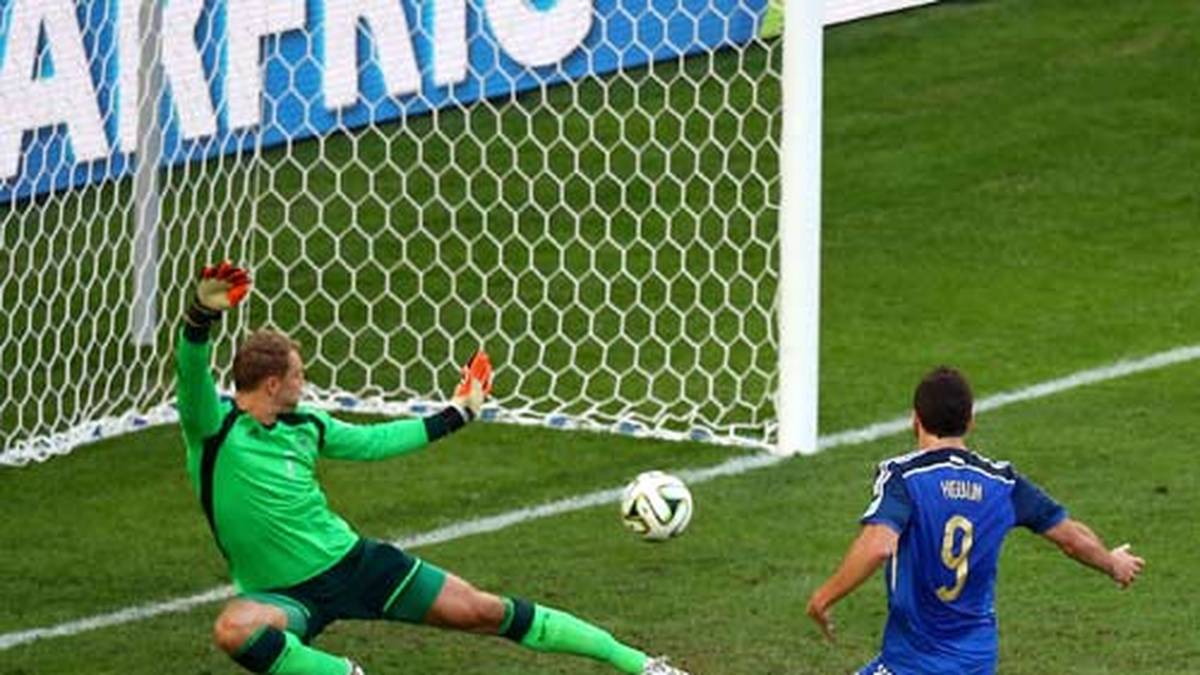 Hier ist er aber machtlos: Higuain trifft...
                  