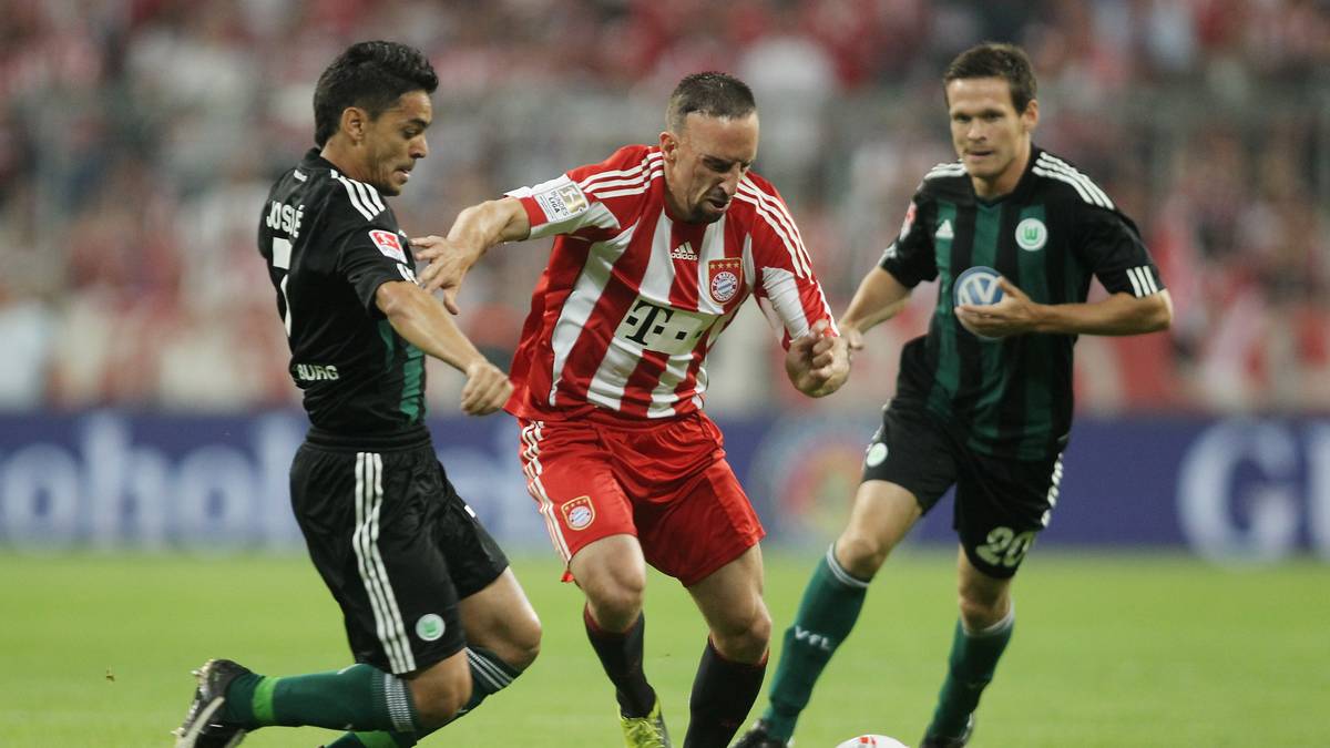 2010/11 - Bayern München -  VfL Wolfsburg: Nur ein Jahr später sind die "Wölfe" erneut Teil der Saisoneröffnung, dieses Mal allerdings als Gegner des Titelverteidigers. Obwohl die Niedersachsen nur eine Halbzeit wirklich mitspielen, haben sie gleich mehrmals den Sieg auf dem Fuß