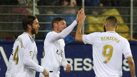 Federico Valverde (Mi.) von Real Madrid, hier mit Sergio Ramos (l.) und Karim Benzema, stand offenbar beim FC Bayern auf dem Transfer-Zettel