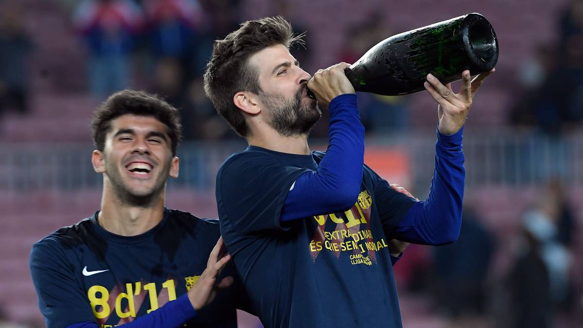 PLATZ 3: Gerard Pique - 35 Titel: Auch der Abwehrstar reiht isch nach dem vorzeitigen Titelgewinn in La Liga in die Top 3 ein. Vier CL-Siege, drei mit Barca und einer mit Manchester. Pique weiß, wie man Titel feiert