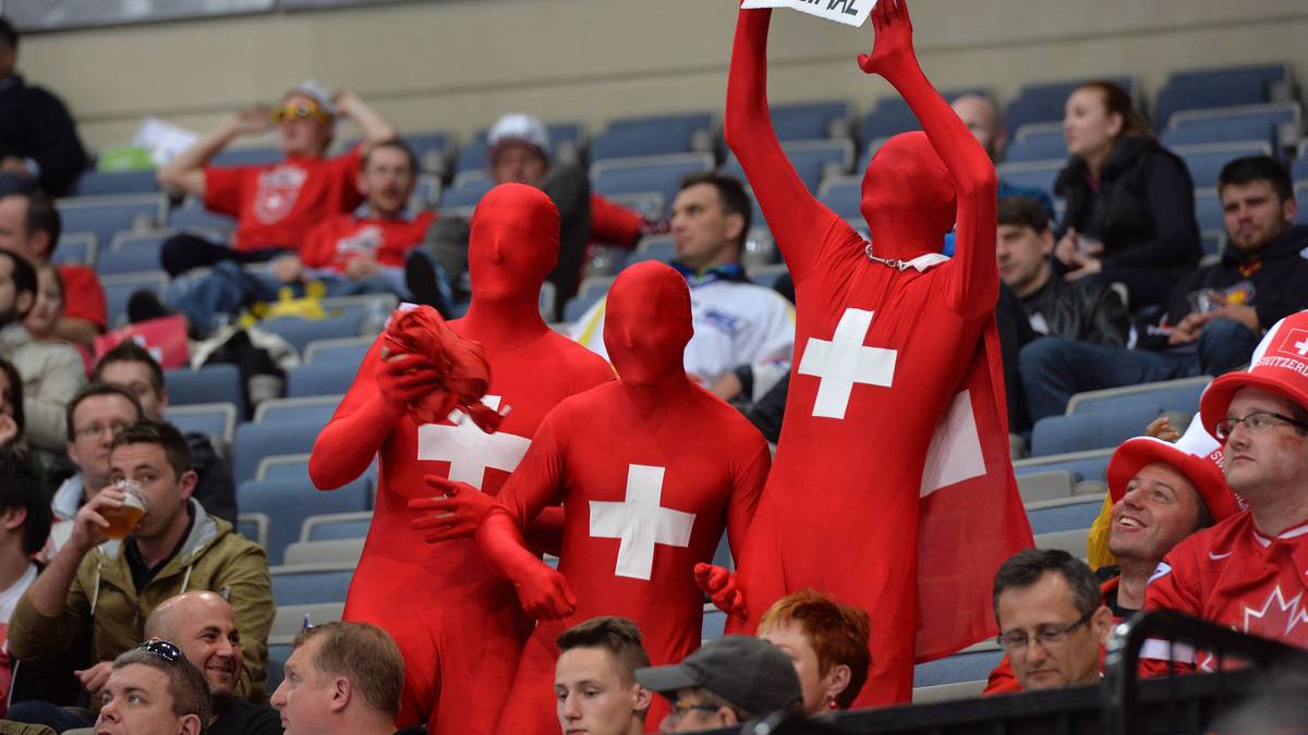 Diese Zuschauer aus der Schweiz zwängen sich offensichtlich lieber in ein Ganzkörperkostüm aus Gummi