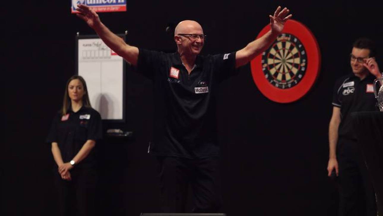 Deutscher schlägt Darts-Legende