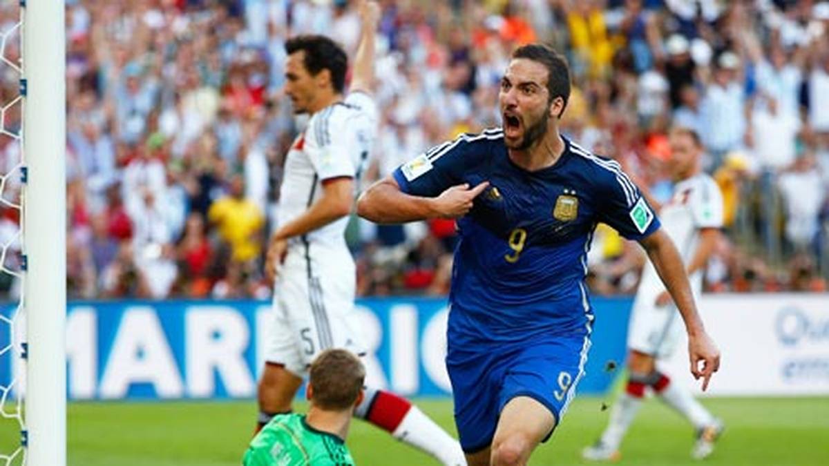 ... und jubelt. Das Schiedsrichtergespann winkt den Stürmer aber zurück: Bei der Ballabgabe steht er klar im Abseits. Aufatmen bei den Deutschen
                  