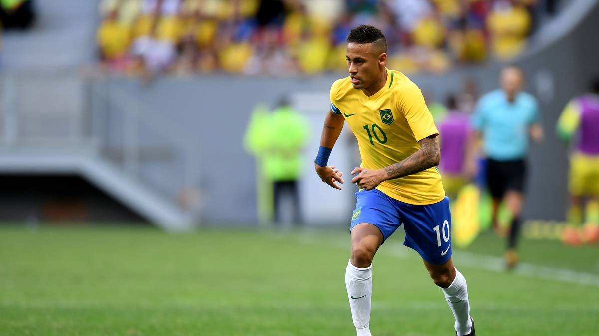 PLATZ 2 - NEYMAR (Brasilien/39,9 Mio. Follower): Das Aushängeschild des brasilianischen Fußballs ist nicht nur eine Augenweide auf dem Platz, sondern auch in seiner Freizeit für jeden Spaß zu haben. Das kommt bei seinen Fans sehr gut an