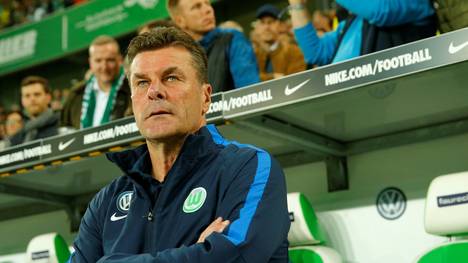 Wolfsburgs Trainer Dieter Hecking freut sich über die Entwicklung von Justin Möbius