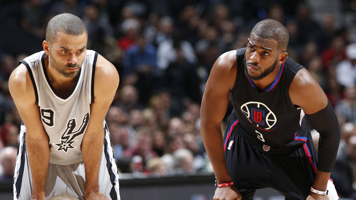 Die beiden Spielmacher Tony Parker (l.) und Chris Paul liefern sich ein heißes Duell