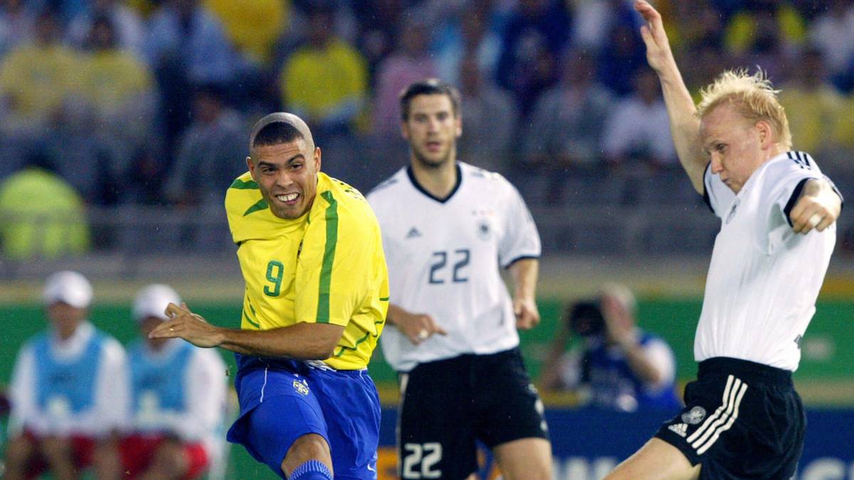 2002: RONALDO (Brasilien/Inter Mailand/Real Madrid): Sein zweiter Streich. Der WM-Titel mit acht Turniertreffern lässt nur einen Sieger zu. Nach seinem Wechsel zu Real gewinnt er zudem Europas Supercup und den Weltpokal