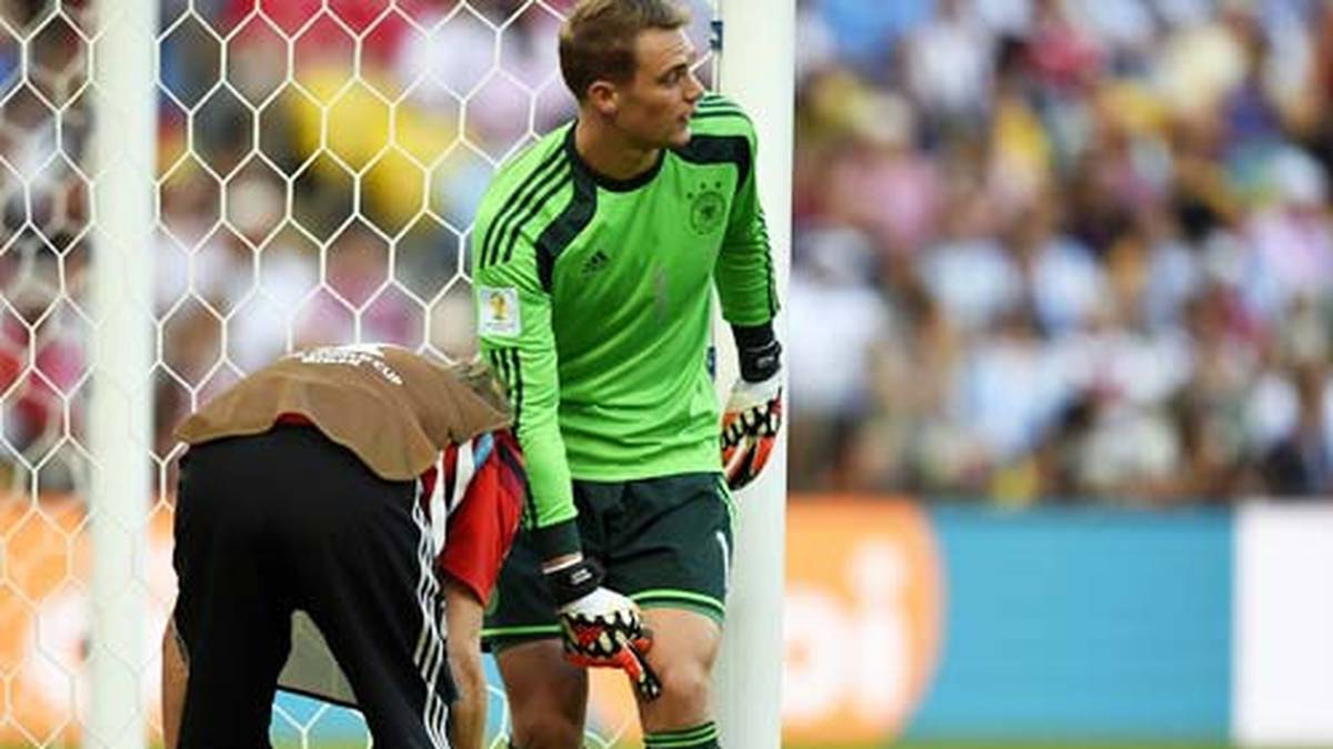 Jetzt auch noch Neuer? Der Keeper wird am Knie behandelt, kann aber weiter machen
                  