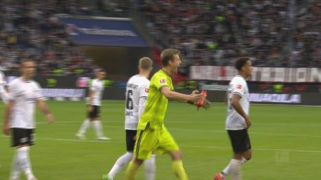 Leverkusen-Kapitän Lukas Hradecky platzt nach der Klatsche in Frankfurt der Kragen. Wutentbrannt faltet der Finne seine Teamkollegen zusammen.
