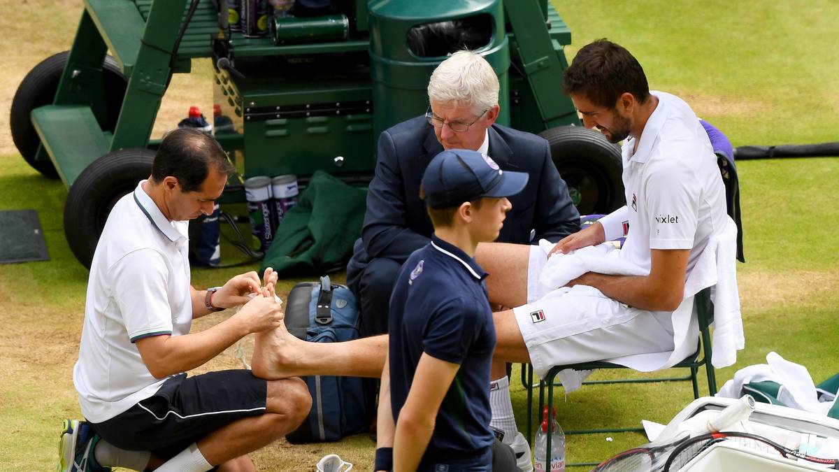 Nach dem zweiten Durchgang lässt sich Cilic erneut am lädierten linken Fuß behandeln