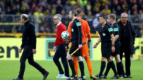 Bereits während des Spiels diskutierte Köln-Trainer Peter Stöger mit dem Scheidsrichter über das zweite Tor des BVB