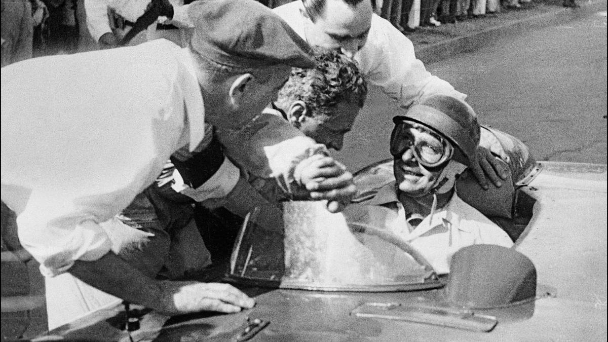 ...bestreitet zwar nur zwölf Rennen, gewinnt aber neun davon und stellt in Fangio den Weltmeister 1954 und 1955. Der Rückzug erfolgt als Reaktion auf das verheerende 24-Stunden-Rennen von Le Mans 1955, bei dem 84 Menschen zu Tode kommen