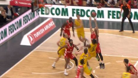 Im deutschen Duell in der Basketball Euroleague verliert Alba Berlin im Heimspiel gegen den FC Bayern München denkbar knapp mit 77:79, Ex-Berliner Niels Giffey verteidigt den Sieg für die Bayern in letzter Sekunde. 