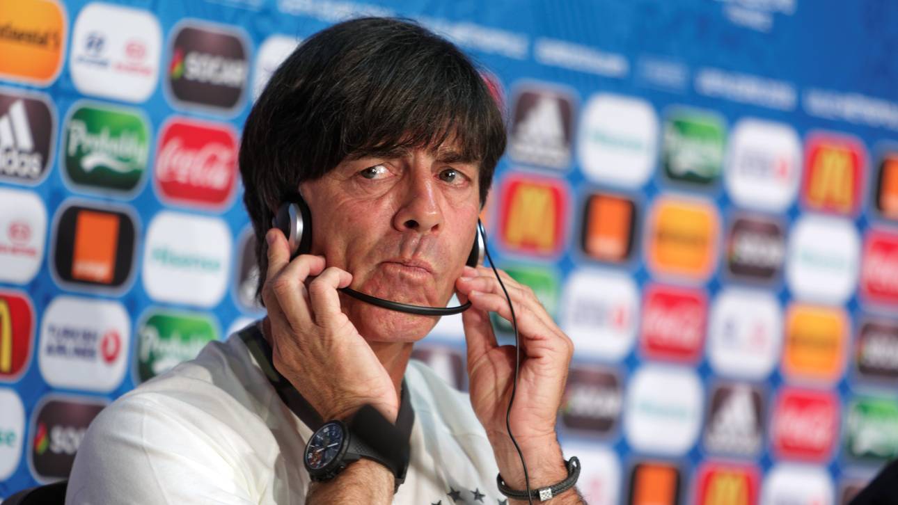 Löw entschuldigt sich für Hosengriff