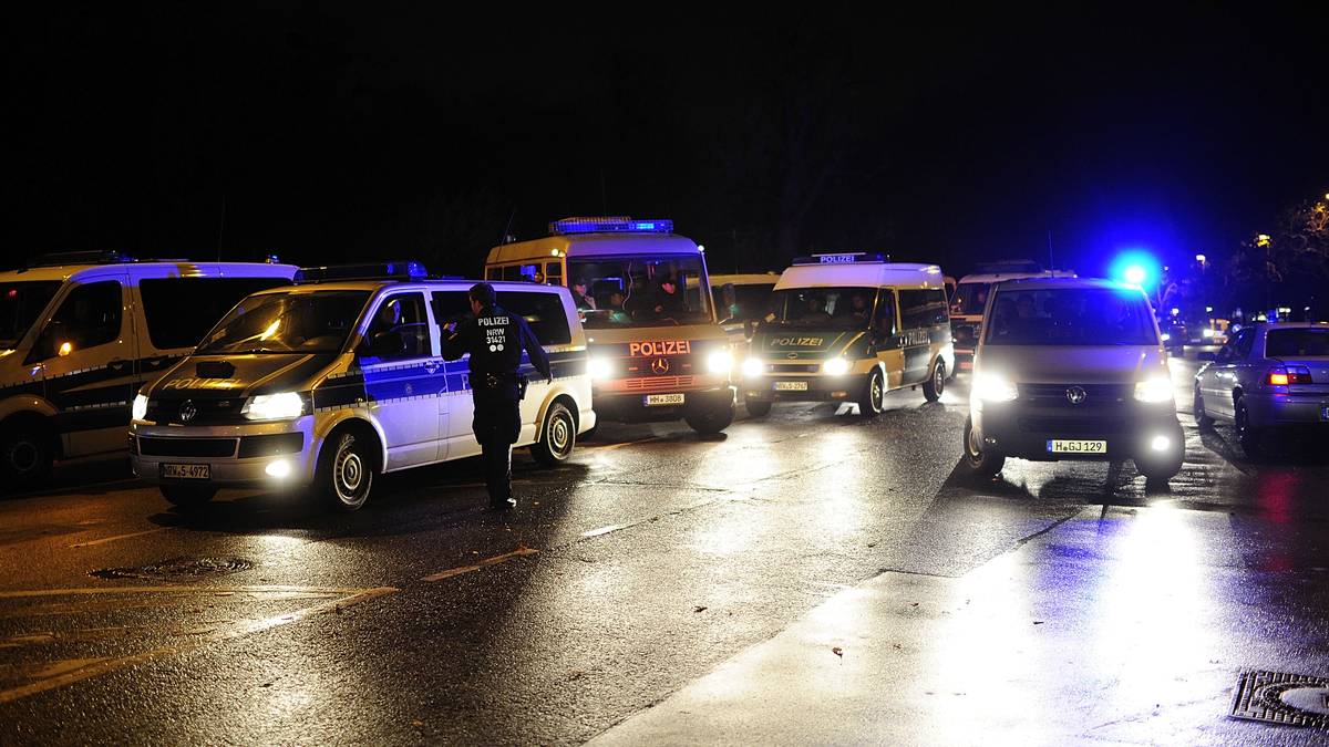 In Niedersachsens Landeshauptstadt herrscht großer Ausnahmezustand. "Uns hat ein ernst zu nehmender Hinweis erreicht, dass im Stadion heute Abend ein Sprengstoffanschlag geplant ist“, führt Kluwe weiter aus