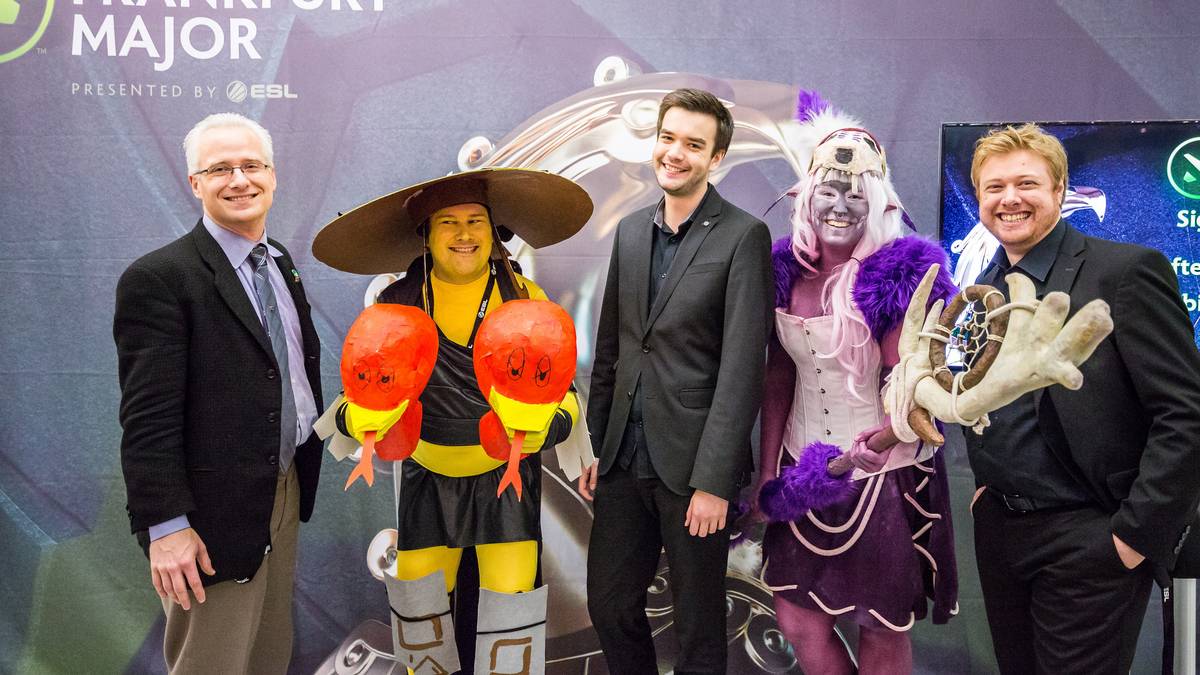 Die Experten der Szene posieren gerne mit dem Support-Helden - und schnappen sich auch noch "Storm Spirit"