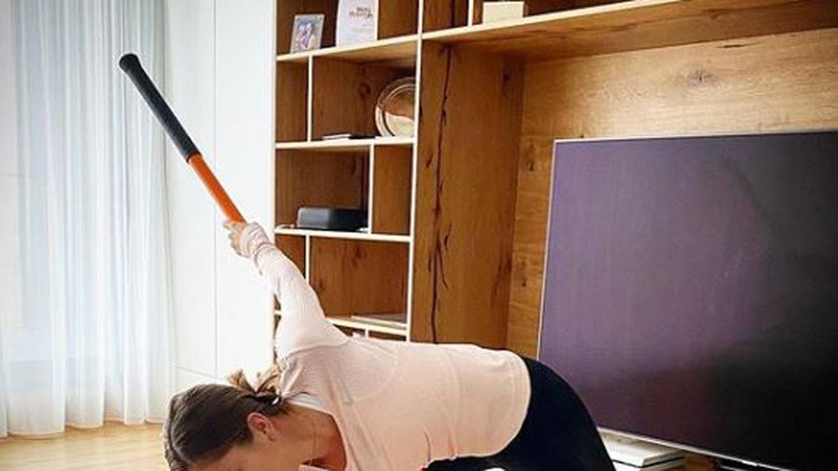 Belinda Bencic macht Übungen an einer Stange. Das fördert vor allem die Flexibilität