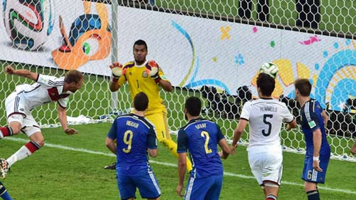 BENEDIKT HÖWEDES: Zu Beginn hinten wackelig, steigerte sich aber im Spielverlauf. Hatte großes Pech, dass der Ball nach seinem tollen Kopfball in der Nachspielzeit der ersten Hälfte nur an den Pfosten klatschte, SPORT1-Note: 2
                  
                  
                  