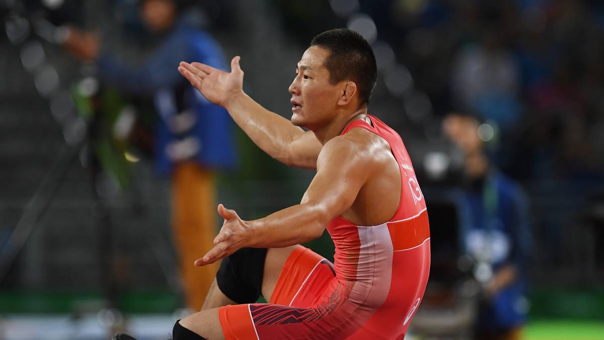 Die Ringrichter werten Ganzorigs Aktion als Mattenflucht. Deswegen erhält Navruzow Punkte und entscheidet damit das Duell um Bronze für sich. Ganzorig kann es nicht fassen