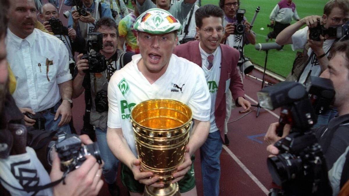 Uli Borowka präsentiert den DFB-Pokal