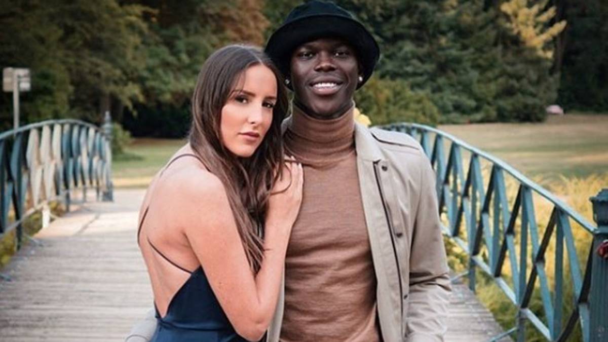 Der deutsche Basketball-Star Dennis Schröder von den Oklahoma City Thunder ist seit Juli 2019 mit seiner langjährigen Freundin Ellen verheiratet. Gemeinsam haben sie einen Sohn 