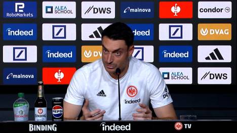 Albert Riera muss gegen den FC Bayern München auf viel Personal verzichten. Ein Umstand, der den Spanier offensichtlich zu einer höheren Macht leitet.