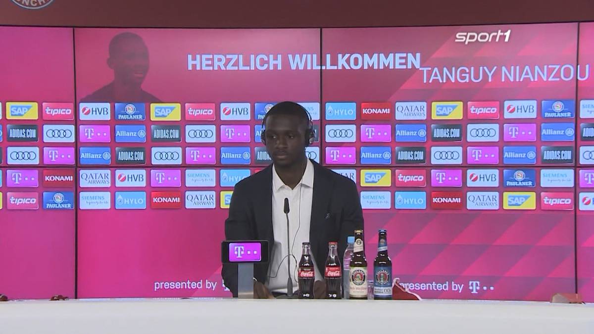Bayerns Neuzugang Tanguy Kouassi Nianzou ist in München angekommen und lüftet das Namensgeheimnis.
