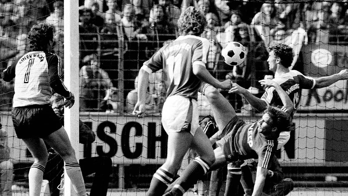 Das kurioseste Tor aller Duelle zwischen Bayern und Bremen fällt am 1. Spieltag 1982: Uwe Reinders wirft es per Einwurf. Der neue Bayern-Torhüter Jean-Marie Pfaff (l.) lässt sich übertölpeln, der Ball überquert die Torlinie, ohne dass Rudi Völler (r.) eingreifen muss