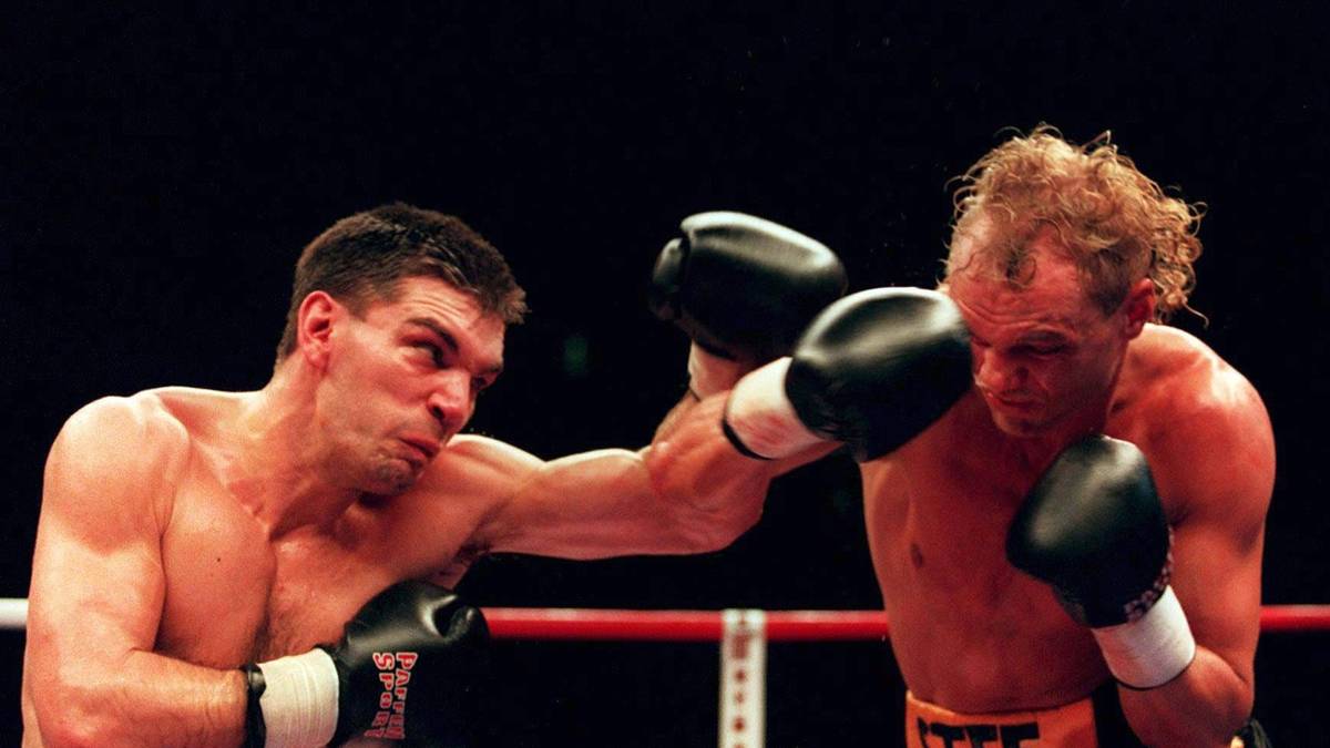 Gegen Carl Thompson gilt er als krasser Außenseiter. Eine Runde vor dem Ende liegt der Engländer eigentlich uneinholbar vorne, muss wegen einer Schulterverletzung aber aufgeben und Rocchigiani "erbt" den Titel