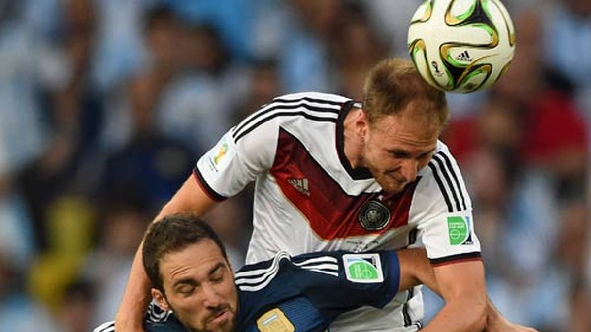 Unmittelbar nach Wiederbeginn ist der Schalker wieder in der Defensive gefordert, denn die Argentinier drücken mächtig auf das Gaspedal
                  