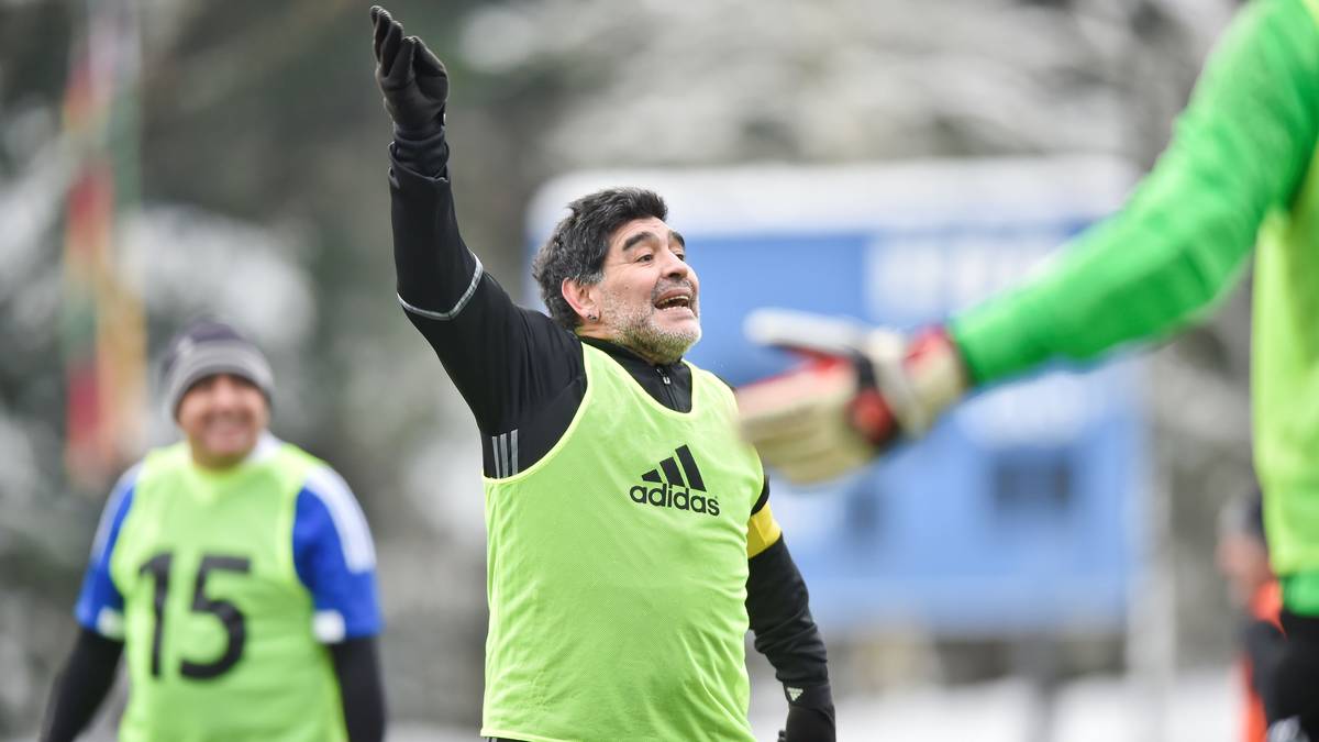 Im Vorfeld findet auf einem Züricher Bolzplatz ein Legendenkick statt. Zum Hauptdarsteller avanciert dabei Diego Maradona