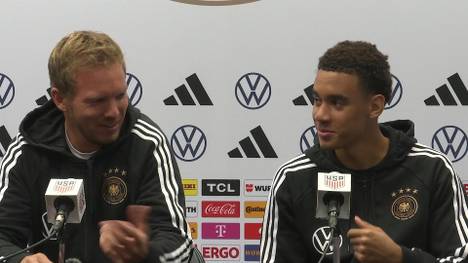 Es ist fast schon eine Tradition bei Fußballprofis - das Einstandssingen. Julian Nagelsmann hat das (noch) nicht gemacht. Jamal Musiala will das ändern und foppt den neuen Bundestrainer.