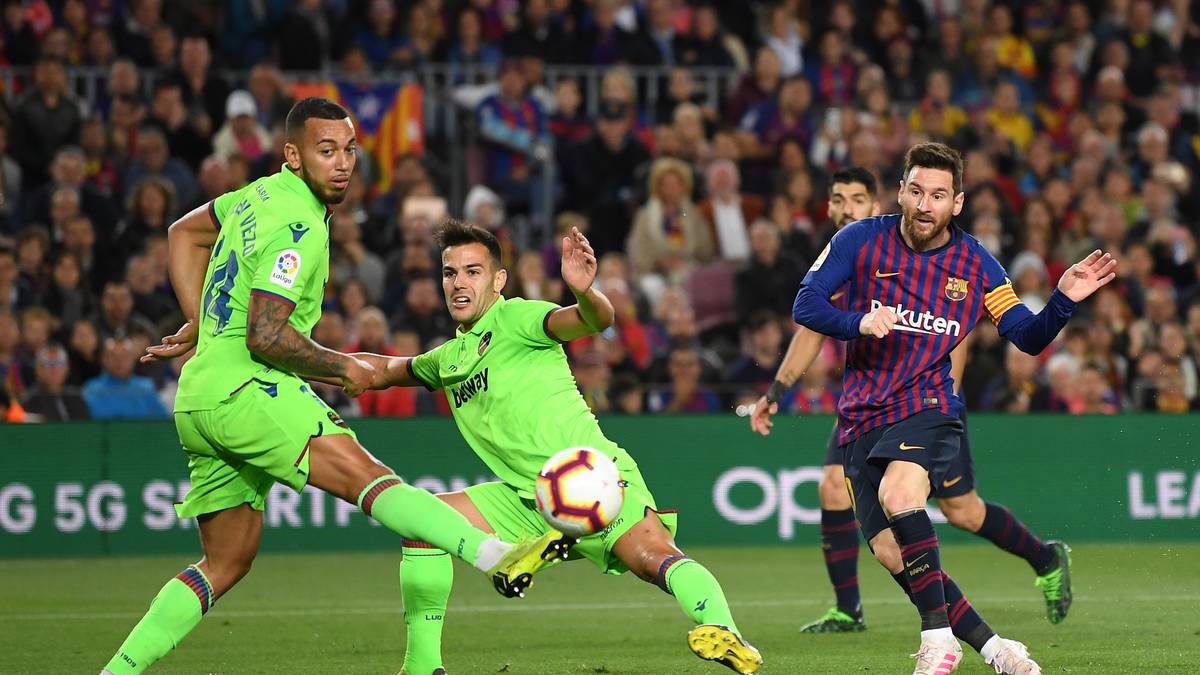 LA LIGA - LIONEL MESSI (36; FC Barcelona/31): Der Argentinier sicherte sich seinen fünften Titel als Torschützenkönig der spanischen Liga mit eindrucksvollen 15 Toren Vorsprung vor den Verfolgern Benzema und Suárez. Seine 15 Vorlagen sind ebenfalls der beste Wert der Liga