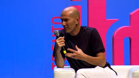 Im Interview auf dem "Festival dello Sport" wird Frankreich-Legende Zinedine Zidane auf seine Ex-Schützlinge Cristiano Ronaldo und Luka Modric angesprochen und welchen der beiden Spieler er lieber nochmal trainieren würde.