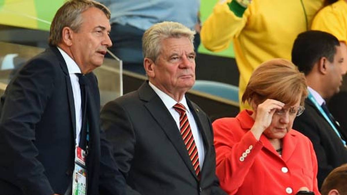 DFB-Präsident Wolfgang Niersbach (v.l.), Bundespräsident Joachim Gauck und Bundeskanzlerin Angela Merkel hoffen auf eine Steigerung der deutschen Mannschaft
                  