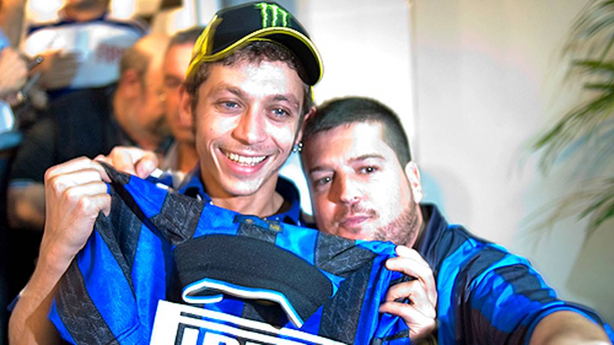 Der Grundstein der großen Karriere des Valentino Rossis wird bereits in seiner Kindheit gelegt. Rossis Mutter Stefania möchte aus ihrem Jungen einen Fußballer machen. Das ist mit ein Grund dafür, warum der neunmalige Champion heute ein großer Fußball-Fan ist