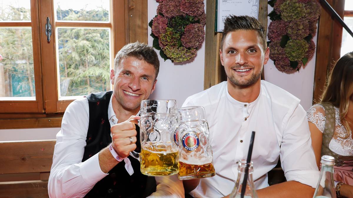 Dass eine Wiesn-Maß ein gutes Mittel gegen Kummer ist, weiß nicht nur Müller, sondern auch Ersatztorwart Sven Ulreich