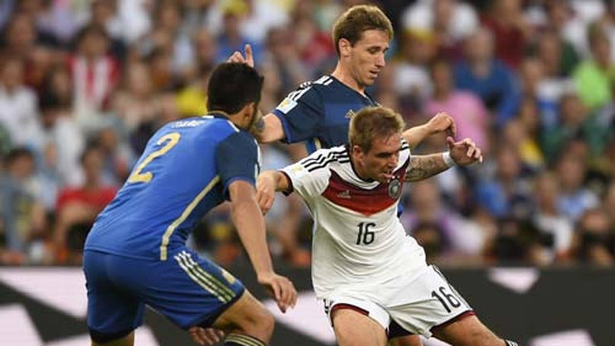 PHILIPP LAHM: Sehr gute Vorstellung des Kapitäns. Machte hinten die rechte Seite dicht und sorgte offensiv immer wieder für Gefahr, auch wenn nicht alle Zuspiele ankamen, SPORT1-Note: 2
                  
                  
                  