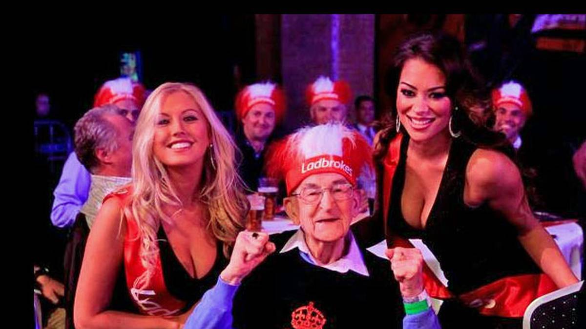Eine weitere Walk-on-Schönheit war Joanna Fitzpatrick (l.), die früher auch einmal Ring Girl beim Boxen war. Hier zeigt sie sich mit einem 100-jährigen Darts-Fan und Hazel O'Sullivan