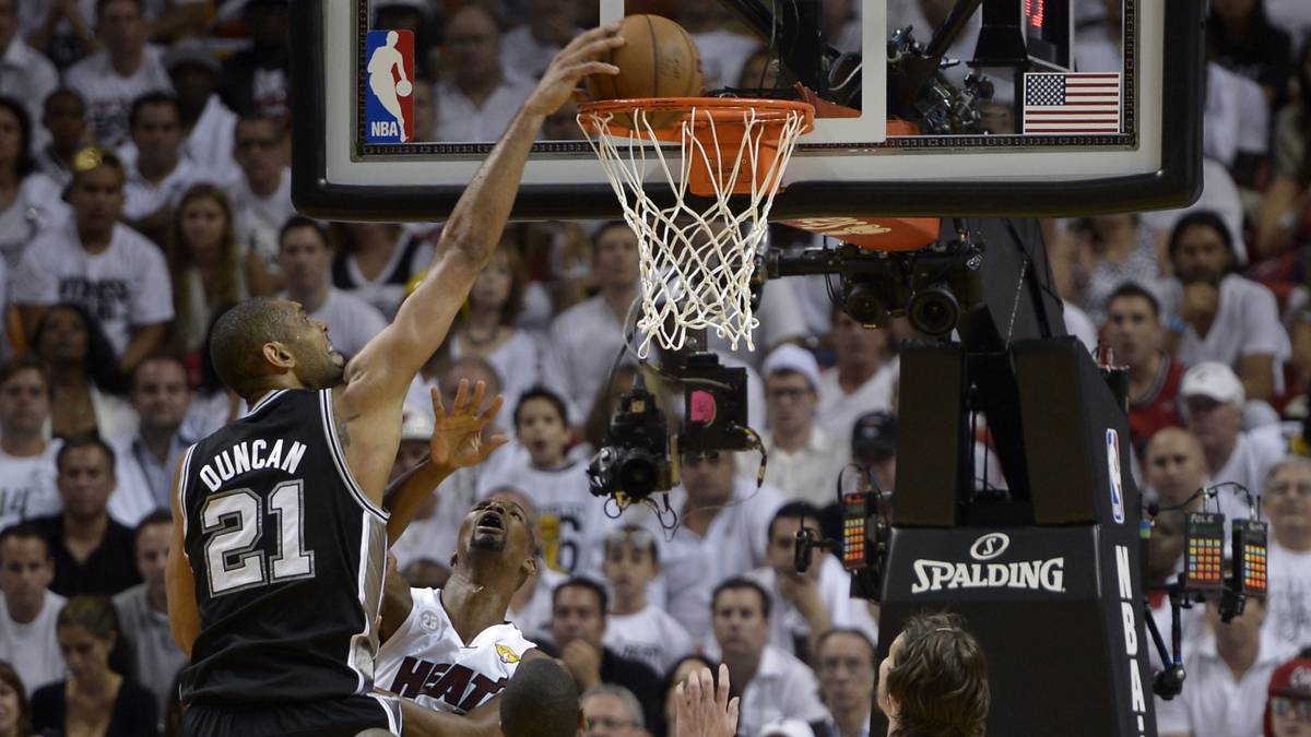 TIM DUNCAN: Vor zweieinhalb Jahren, im Sommer 2016, beendete Tim Duncan seine Karriere - nach 19 Jahren bei den San Antonio Spurs. Der Power Forward gewann fünf Mal die Meisterschaft, wurde drei Mal Finals-MVP und zwei Mal MVP der regulären Saison. Eine Legende der Spurs ...