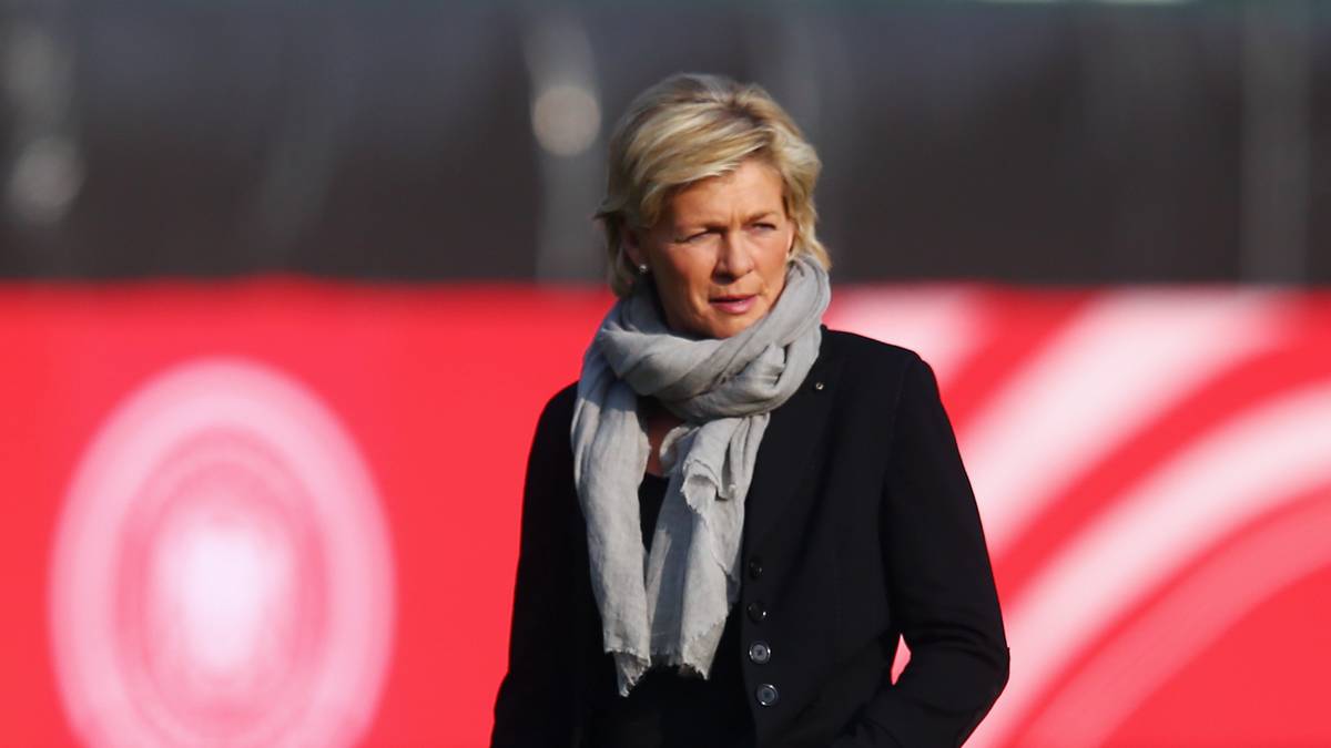 BUNDESTRAINERIN: Silvia Neid (Alter: 51) auf ihrer letzten großen Weltmeisterschafts-Mission. 2016 macht sie als Chefin an der Seitenlinie Schluss. Sie bleibt dem DFB danach aber erhalten. Die ehemalige Nationalspielerin Steffi Jones steht als Nachfolgerin fest. Die Liste von Neids Erfolgen als Trainerin ist lang: Weltmeisterin 2007, Europameisterin 2009 und 2013, Olympia-Bronzemedaille 2008, drei Triumphe beim Algarve-Cup