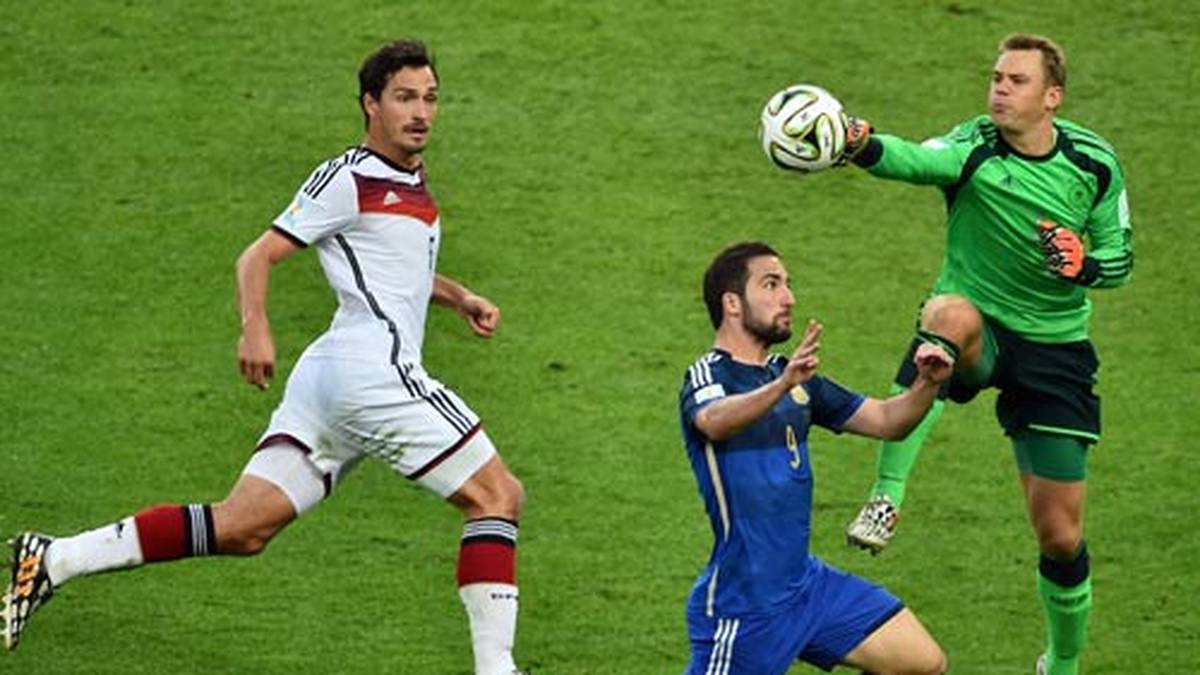 Und wumms! Neuer kommt aus seinem Kasten und klärt mit der Faust gegen Higuain. Der Argentinier liegt angeknockt am Boden, Schiedsrichter Nicola Rizzoli entscheidet aber auf Stürmerfoul
                  