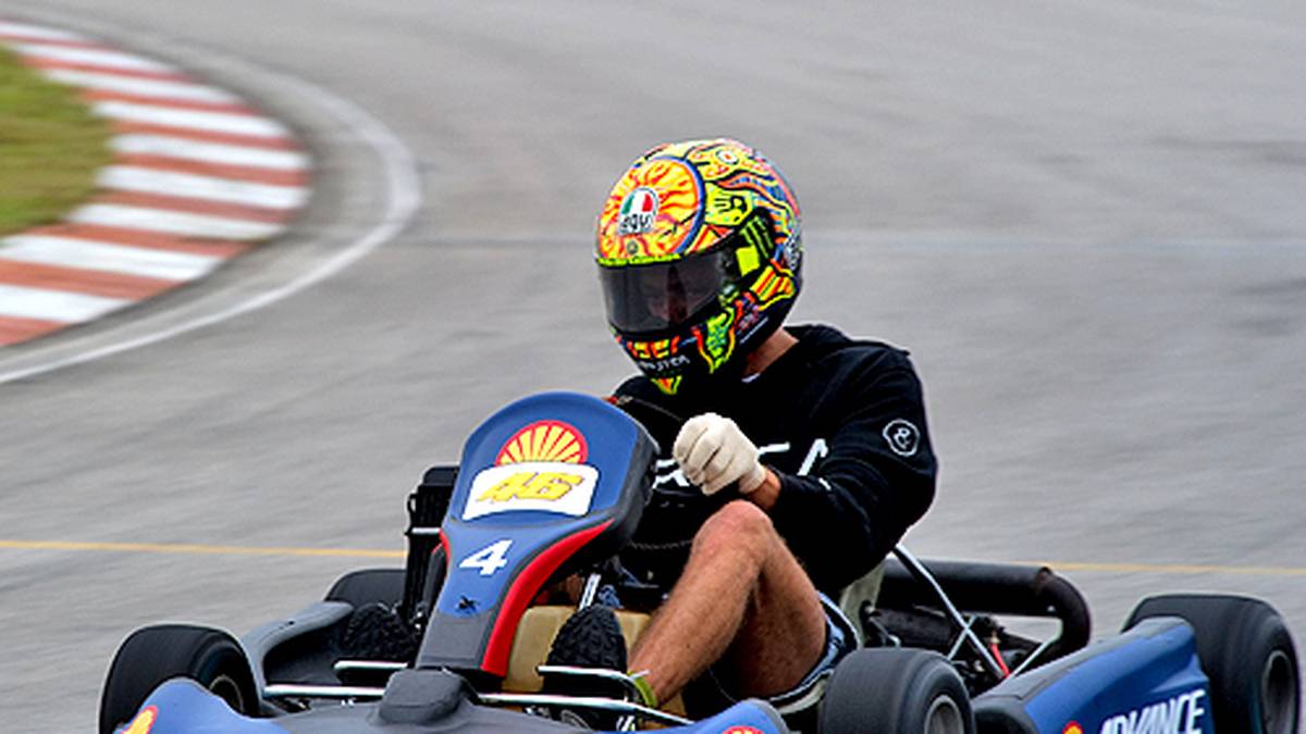 Am Ende setzt sich jedoch Valentinos Vater Graziano gegen seine Ehefrau durch und sorgt dafür, dass sein Sohn mit dem Go-Kart-Fahren anfängt. Im Jahr 1990 gewinnt der junge Valentino in dieser Klasse seine erste Meisterschaft. Danach sattelt er um auf zwei Räder